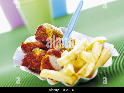 Currywurst mit pommes frites in pappschaelchen Foto Stock