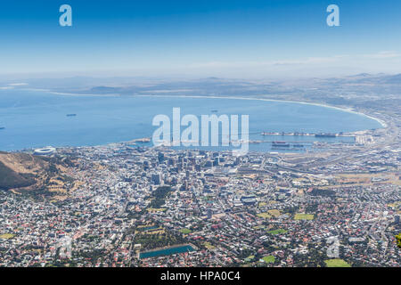 Vista della Table Bay e Cape Town dalla cima della montagna della tavola Foto Stock