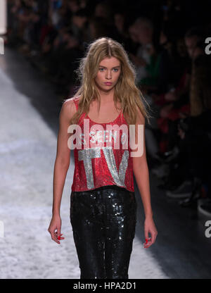 New York, NY, Stati Uniti d'America - 10 Febbraio 2017: Stella Maxwell passeggiate pista per Jeremy Scott collezione durante la settimana della moda di New York Autunno 2017 a Clarkson Square Foto Stock