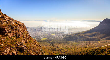 Vista di Città del Capo nella nebbia mattutina da Platteklip Gorge su Table Mountain Foto Stock