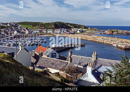 Alloggiamento che circonda il porto nel vecchio villaggio di pescatori di Findochty Moray a nord est della Scozia Foto Stock