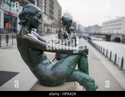 Un gruppo di statue in bronzo intitolata 'Tre ragazze e un ragazzo' ubicato lungo gli argini del fiume Spree vicino a Berlino la cattedrale di Foto Stock
