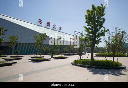 Esterno di Suzhou la stazione Nord edificio sulla linea ad alta velocità da Shanghai a Nanjing, Suzhou, Cina Foto Stock