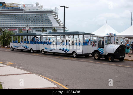 Dockyard cortesia il treno navetta Royal Naval Dockyard Bermuda vista laterale destra del bianco e del blu carrello treno servizio navetta di cortesia turistiche pubbliche t Foto Stock