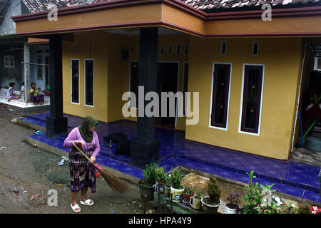 Serang, Indonesia. Xx Febbraio 2017. Siti Aisyah della madre, Benah (50) e le famiglie fanno la loro attività durante il monitoraggio dei progressi del caso di Aisyah sulla televisione a casa loro in Serang, Banten. Essi hanno creduto che Siti Aisyah (25) che è attualmente ancora in fase di esame da parte della polizia malese, non è coinvolto in un omicidio di Kim Jong-Nam, il cognato di Corea del Nord leader Kim Jong-Un nell'Aeroporto Internazionale di Kuala Lumpur il 13 febbraio. Essi sperano in Indonesia il governo può fornire assistenza legale a Aisyah. Credito: Tubagus Aditya Irawan/Pacific Press/Alamy Live News Foto Stock