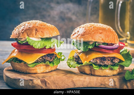 Due hamburger a bordo Foto Stock