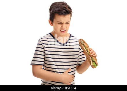 Little Boy mangiare un panino e sperimentare mal di stomaco isolato su sfondo bianco Foto Stock