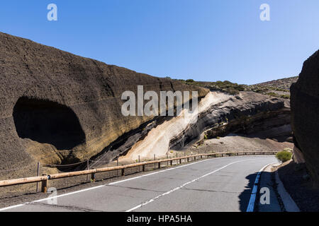 La roccia vulcanica strati sul lato della TF24 road nel Parco Nazionale di Las Canadas del Teide Tenerife, Isole Canarie, Spagna Foto Stock