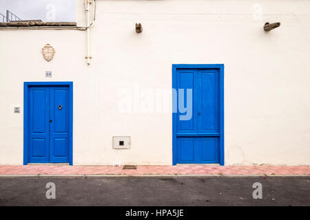 La facciata della casa con il colore blu della porta anteriore e la piastrella numero civico 63, placca su porta con crocifisso, San Miguel, Tenerife, Isole Canarie, Spagna Foto Stock