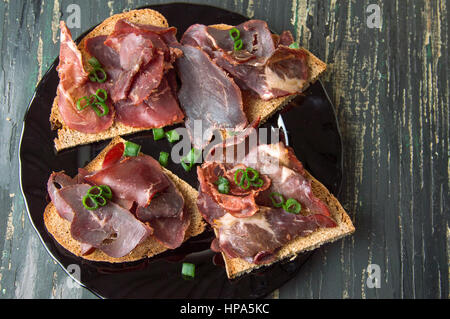 Prosciutto affumicato Prosciutto su pane di segale fette Foto Stock