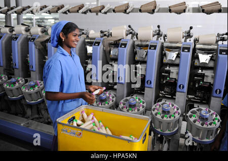 INDIA Tirupur , commercio equo unità tessili , MLR filanda/ INDIEN Tamil Nadu, Tirupur, fairtrade Textilbetriebe , Spinnerei MLR produziert granato fuer Assisi gli indumenti Foto Stock