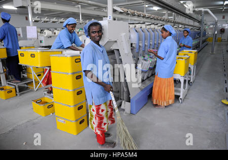 INDIA Tirupur , commercio equo unità tessili , MLR filanda/ INDIEN Tamil Nadu, Tirupur, fairtrade Textilbetriebe , Spinnerei MLR produziert granato fuer Assisi gli indumenti Foto Stock