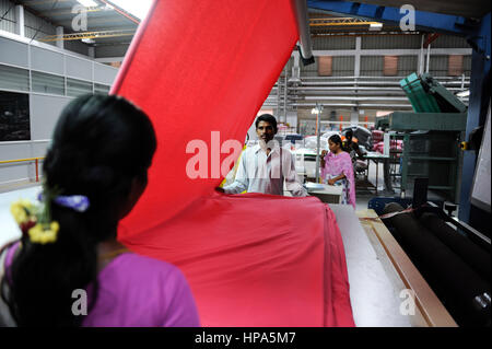 INDIA, nello Stato del Tamil Nadu, Tirupur, fairtrade textil fabbrica, morendo unità fiore di cotone India Ltd, tessuto a macchina di tintura Foto Stock