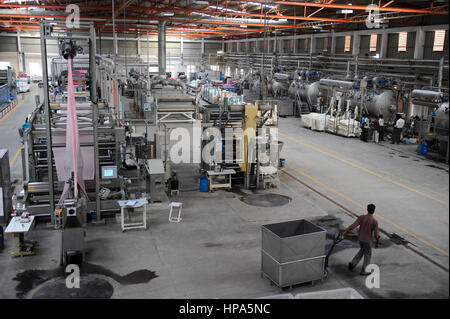 INDIA, nello Stato del Tamil Nadu, Tirupur, fairtrade textil fabbrica, morendo unità fiore di cotone India Ltd, tessuto a macchina di tintura Foto Stock