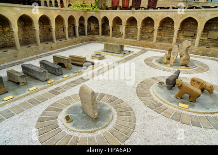 Baku in Azerbaijan - 10 Settembre 2016: arcate e religiosa luogo di sepoltura nella città vecchia, Icheri sheher è il nucleo storico di Baku. Eredità di Mondo Si Foto Stock