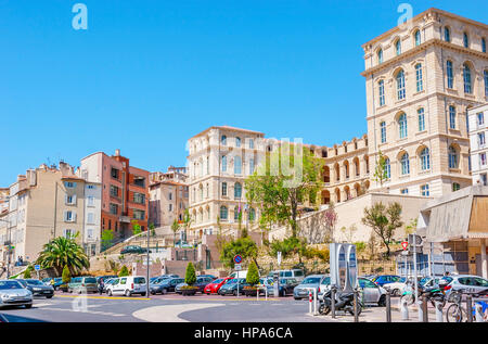 MARSEILLE, Francia - 4 Maggio 2013: Il Mazeau quadrato con ampio parcheggio e costruzione di InterContinental Hotel Dieu, il 4 maggio a Marsiglia. Foto Stock