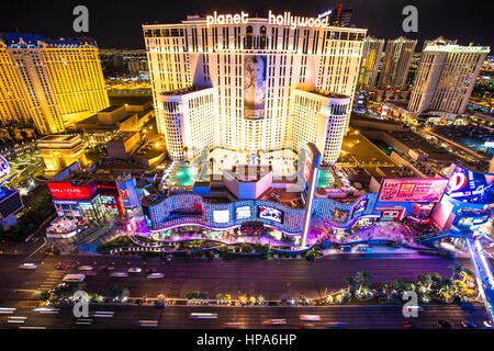 Come LAS VEGAS, NEVADA - 7 Maggio 2014: bella vista notturna della Strip di Las Vegas con colorati casinò resort illuminato. Foto Stock