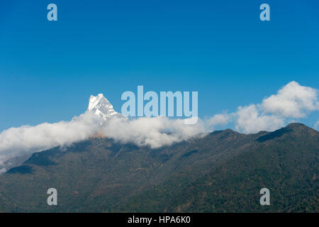 Vista ingrandita di Machapuchare picco di montagna con la formazione di nubi dal villaggio Ghandruk in Kaski, Nepal. Foto Stock