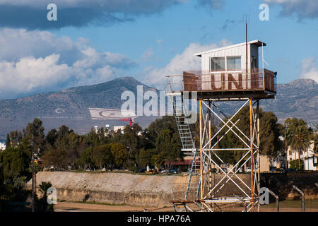 Una torre di guardia con il bagno turco e le comunità turco-cipriota bandiere nel buffer delle Nazioni Unite nella zona di Nicosia, Cipro. Nicosia è stata divisa in sud cipriote greca e la parte nord turco-cipriota in parti 1963, seguendo l'intercomunale della violenza scoppiata nella città. Oggi, la parte settentrionale della città è la capitale di Cipro del Nord, de facto un membro che è considerato essere occupati del territorio cipriota dalla comunità internazionale. ©Simone Padovani / risveglio Foto Stock