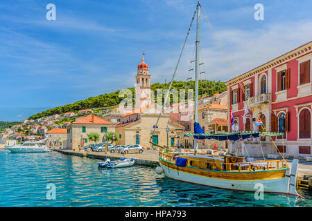 Panoramica Costiera vista sul pittoresco piccolo mediterraneo posto sulla isola di Brac, Croazia luoghi di viaggio. Foto Stock