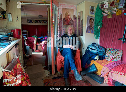 Senior uomo seduto dentro la sua roulotte statiche home, England Regno Unito Foto Stock