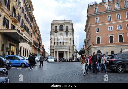 Roma, Italia - MARZO 17, 2016: le strade vicino alla chiesa di Trinita' dei Monti e Villa Medici Borghese sono spesso congestionato a causa del livello elevato di turiste Foto Stock