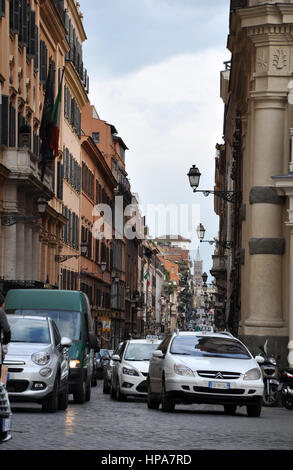 Roma, Italia - MARZO 17, 2016: le strade vicino alla chiesa di Trinita' dei Monti e Villa Medici Borghese sono spesso congestionato a causa del livello elevato di turiste Foto Stock