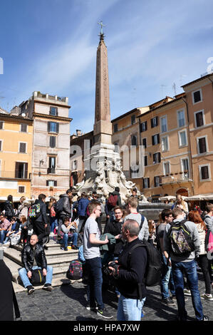 Roma, Italia - 13 Marzo 2016: i turisti che visitano il Pantheon, una delle maggiori attrazioni turistiche di Roma costruito durante il regno di Augusto Imperatore Foto Stock