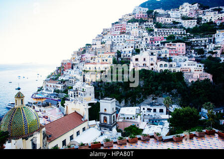 Positano e Costiera Amalfitana, Campania, Sorrento, Italia. Vista della città e del mare in estate il tramonto Foto Stock