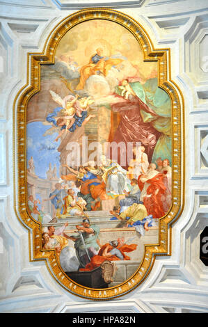 Roma, Italia - 16 Marzo 2016: l'affresco miracolo delle catene sul soffitto a cassettoni fu dipinta da Giovanni Battista Parodi in 1706 in San Pietro i Foto Stock