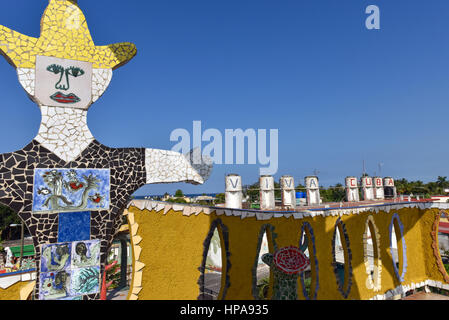 Fusterlandia, un arte complessa è chiamato dopo il suo creatore Jose Fuster è stata stabilita in Jaimanitas, una zona economicamente depressa vicino a L'Avana Cuba Foto Stock