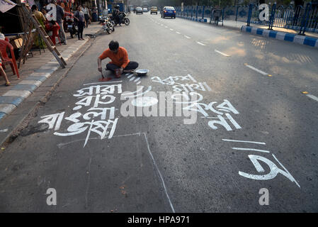 Kolkata, India. Xx Febbraio 2017. Attivista scrive slogan street in questa occasione. Bhasa O Chetana Samiti organizzato tutta una notte lunga Bangla Bhasa Festival in occasione internazionale di lingua madre giorno in Kolkata, India. Internazionale di lingua madre Giorno (IMLD) è a livello mondiale una ricorrenza annuale tenutasi il 21 febbraio per promuovere la consapevolezza della diversità culturale e linguistica e del multilinguismo. Credito: Saikat Paolo/Pacific Press/Alamy Live News Foto Stock