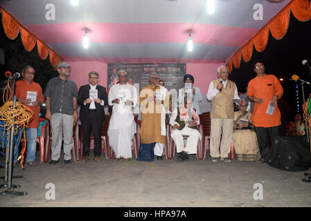 Kolkata, India. Xx Febbraio 2017. Bhasa O Chetana Samiti organizzato tutta una notte lunga Bangla Bhasa Festival in occasione internazionale di lingua madre giorno in Kolkata, India. Internazionale di lingua madre Giorno (IMLD) è a livello mondiale una ricorrenza annuale tenutasi il 21 febbraio per promuovere la consapevolezza della diversità culturale e linguistica e del multilinguismo. Credito: Saikat Paolo/Pacific Press/Alamy Live News Foto Stock