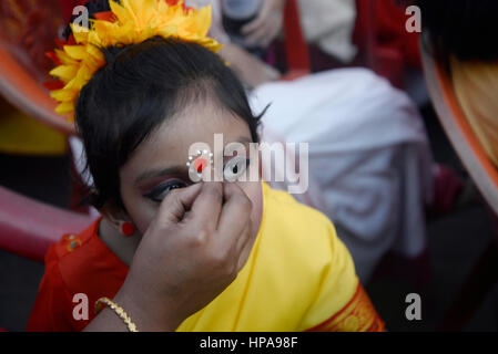 Kolkata, India. Xx Febbraio 2017. Indian girls dress up durante l'osservazione di . Internazionale di lingua madre di giorno . Bhasa O Chetana Samiti organizzato tutta una notte lunga Bangla Bhasa Festival in occasione internazionale di lingua madre giorno in Kolkata, India. Internazionale di lingua madre Giorno (IMLD) è a livello mondiale una ricorrenza annuale tenutasi il 21 febbraio per promuovere la consapevolezza della diversità culturale e linguistica e del multilinguismo. Credito: Saikat Paolo/Pacific Press/Alamy Live News Foto Stock