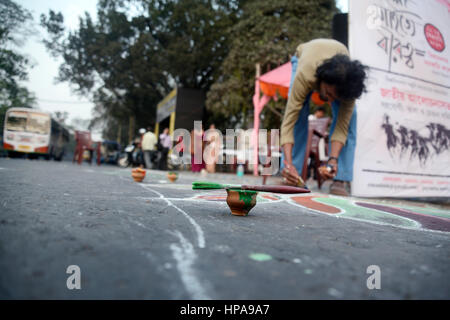 Kolkata, India. Xx Febbraio 2017. Actvist scrive slogan e vernice a street in questa occasione. Bhasa O Chetana Samiti organizzato tutta una notte lunga Bangla Bhasa Festival in occasione internazionale di lingua madre giorno in Kolkata, India. Internazionale di lingua madre Giorno (IMLD) è a livello mondiale una ricorrenza annuale tenutasi il 21 febbraio per promuovere la consapevolezza della diversità culturale e linguistica e del multilinguismo. Credito: Saikat Paolo/Pacific Press/Alamy Live News Foto Stock