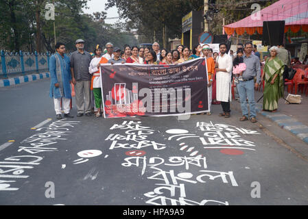 Kolkata, India. Xx Febbraio 2017. Bhasa O Chetana Samiti organizzato tutta una notte lunga Bangla Bhasa Festival in occasione internazionale di lingua madre giorno in Kolkata, India. Internazionale di lingua madre Giorno (IMLD) è a livello mondiale una ricorrenza annuale tenutasi il 21 febbraio per promuovere la consapevolezza della diversità culturale e linguistica e del multilinguismo. Credito: Saikat Paolo/Pacific Press/Alamy Live News Foto Stock