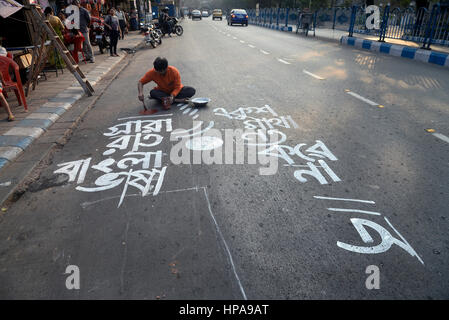 Kolkata, India. Xx Febbraio 2017. Attivista scrive slogan street in questa occasione. Bhasa O Chetana Samiti organizzato tutta una notte lunga Bangla Bhasa Festival in occasione internazionale di lingua madre giorno in Kolkata, India. Internazionale di lingua madre Giorno (IMLD) è a livello mondiale una ricorrenza annuale tenutasi il 21 febbraio per promuovere la consapevolezza della diversità culturale e linguistica e del multilinguismo. Credito: Saikat Paolo/Pacific Press/Alamy Live News Foto Stock