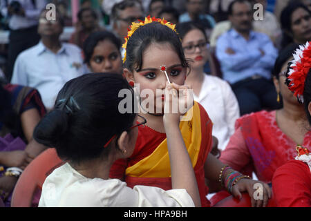 Kolkata, India. Xx Febbraio 2017. Indian girls dress up durante l'osservazione di . Internazionale di lingua madre di giorno . Bhasa O Chetana Samiti organizzato tutta una notte lunga Bangla Bhasa Festival in occasione internazionale di lingua madre giorno in Kolkata, India. Internazionale di lingua madre Giorno (IMLD) è a livello mondiale una ricorrenza annuale tenutasi il 21 febbraio per promuovere la consapevolezza della diversità culturale e linguistica e del multilinguismo. Credito: Saikat Paolo/Pacific Press/Alamy Live News Foto Stock