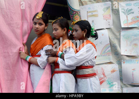 Kolkata, India. Xx Febbraio 2017. Ragazza indiana esecutori guardare attraverso il sipario durante l osservanza programma di lingua madre giorno .Bhasa O Chetana Samiti organizzato tutta una notte lunga Bangla Bhasa Festival in occasione internazionale di lingua madre giorno in Kolkata, India. Internazionale di lingua madre Giorno (IMLD) è a livello mondiale una ricorrenza annuale tenutasi il 21 febbraio per promuovere la consapevolezza della diversità culturale e linguistica e del multilinguismo. Credito: Saikat Paolo/Pacific Press/Alamy Live News Foto Stock