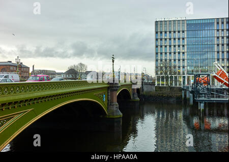 Città di Glasgow College e il ponte sul fiume Clyde Foto Stock