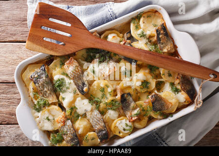 Casseruola di patate, aringhe in salsa alla panna close-up in una teglia. Vista orizzontale dal di sopra Foto Stock