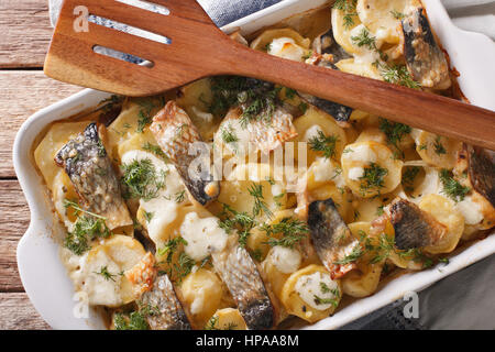 Alimentare finlandese: pasticcio fatto di patate e aringhe vicino fino in una teglia. vista orizzontale dal di sopra Foto Stock