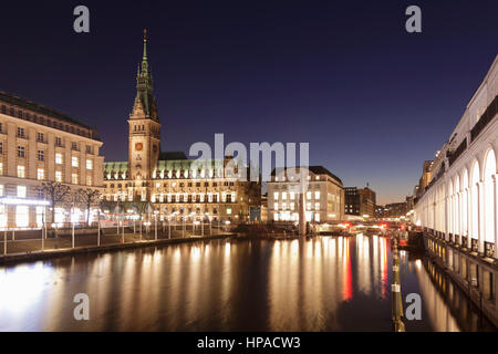 City hall and Alster Arcades by the small Alster, Hamburg, Germany Foto Stock