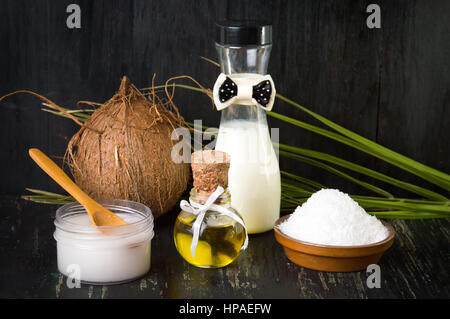 Vari prodotti di cocco impostato su sfondo nero Foto Stock