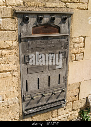 Vecchio Harper De Luxe, montato a parete automatico distributore automatico di sigarette slot machine, St. Martins, Stamford, Lincolnshire, England, Regno Unito Foto Stock