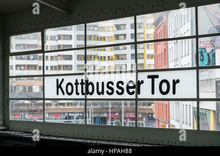 Berlino, Germania - 19 Febbraio 2017: stazione della metropolitana segno a Kottbusser Tor a Berlino Kreuzberg. Foto Stock