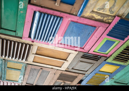Molte colorate di pannelli in legno in forma di porte. Essi sono di colore rosa, blu, giallo, verde, marrone, beige. Closeup bassa apertura foto. Orizzontale. Foto Stock