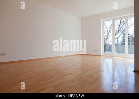 Stanza vuota con le pareti bianche in una casa Foto Stock