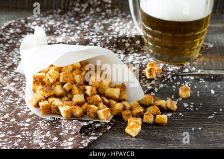 Gli snack. Crackers di granchio, essiccato il pane bianco e i bastoncini di granchio e il ketchup sul tavolo di legno. Foto Stock