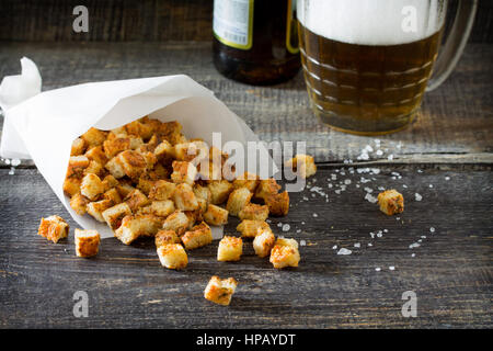 Gli snack. Crackers di granchio, essiccato il pane bianco e i bastoncini di granchio e il ketchup sul tavolo di legno. Foto Stock